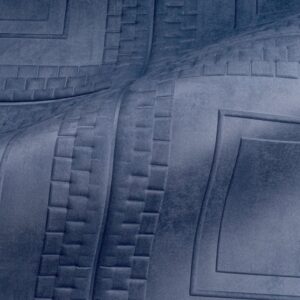 Detail van een blauw stoffen oppervlak met geometrisch reliëfpatroon uit de Objet Pantheon 44030-V34F-2-1 collectie.