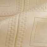 Detailopname van een beige stof met reliëfpatroon uit de Objet Pantheon 44032-B1KY-2 collectie.