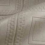 Detail van een sculptuur met geometrische reliëfpatronen uit het Panthéon, objectnummer 44033-U7LU-2.