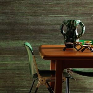 Houten tafel met groene designstoelen, een groen-zwarte Sinabaye vaas en keramiek op een gestreepte groene achtergrond.