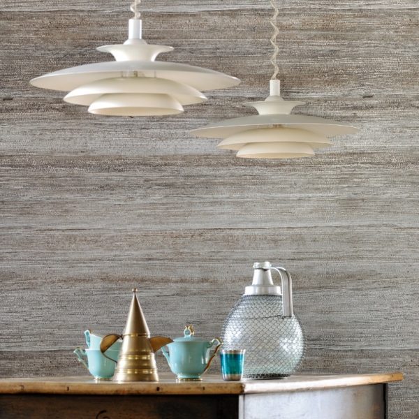 Twee moderne, witte Sinabaye3 hanglampen boven een houten tafel met servies en een waterkan.