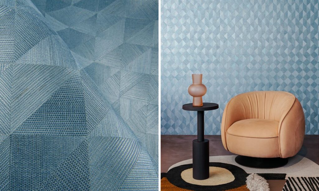 Blauw geometrisch Optique2-M40D behang met reliëfstructuur in een modern interieur met oranje fauteuil en zwart bijzettafeltje.