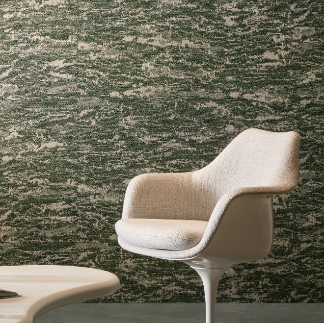 Crèmekleurige designstoel voor een muur met gemêleerd groen-beige Orrizonte2-9DOW-2 behangpatroon.