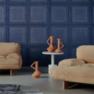 Beige designmeubels en terracotta vazen staan voor een donkerblauwe Pantheon2-BTI8-2 wand met geometrisch reliëf.