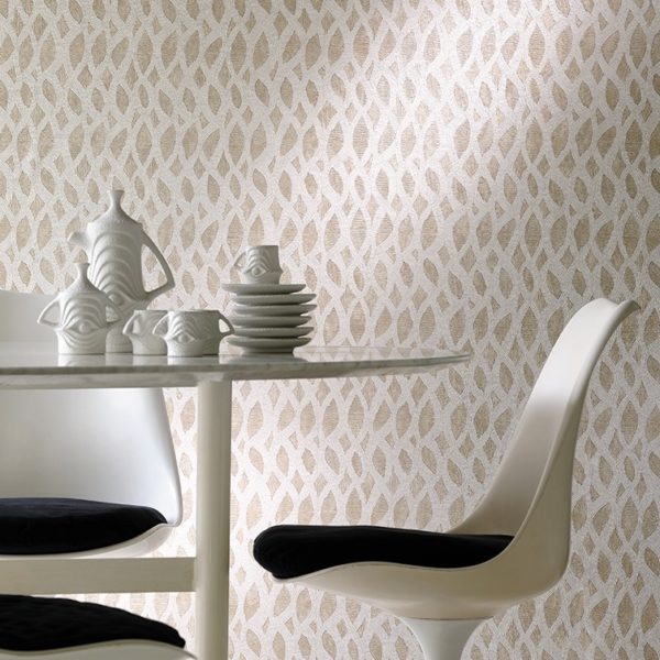 Witte designstoelen en keramiek op een ronde tafel voor een sierlijk beige Perles-Topaze behang met bladpatroon.
