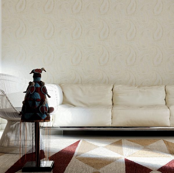 Modern interieur met een witte bank, geometrisch tapijt en een decoratief kunstobject in de kamer Perles Tourmaline.
