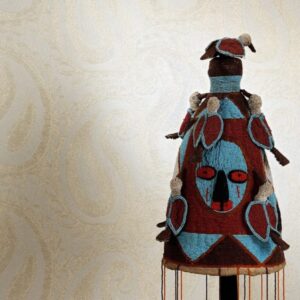 Traditionele rituele hoed versierd met blauwe, rode en zwarte kralen in een abstract maskerontwerp.
