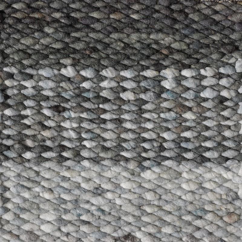 Detail van het Perletta Limone Fade Green vloerkleed met grove geweven structuur en kleurverloop in grijsgroene tinten.