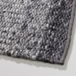 Close-up van een Perletta Limone Fade Grey vloerkleed met grove, grijs verloop geweven structuur.