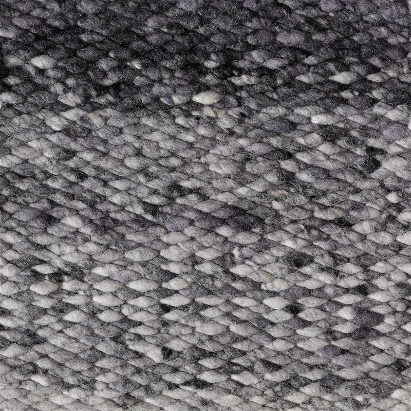 Close-up van het Perletta Limone Fade Grey vloerkleed met een gevlochten textuur in grijstinten.