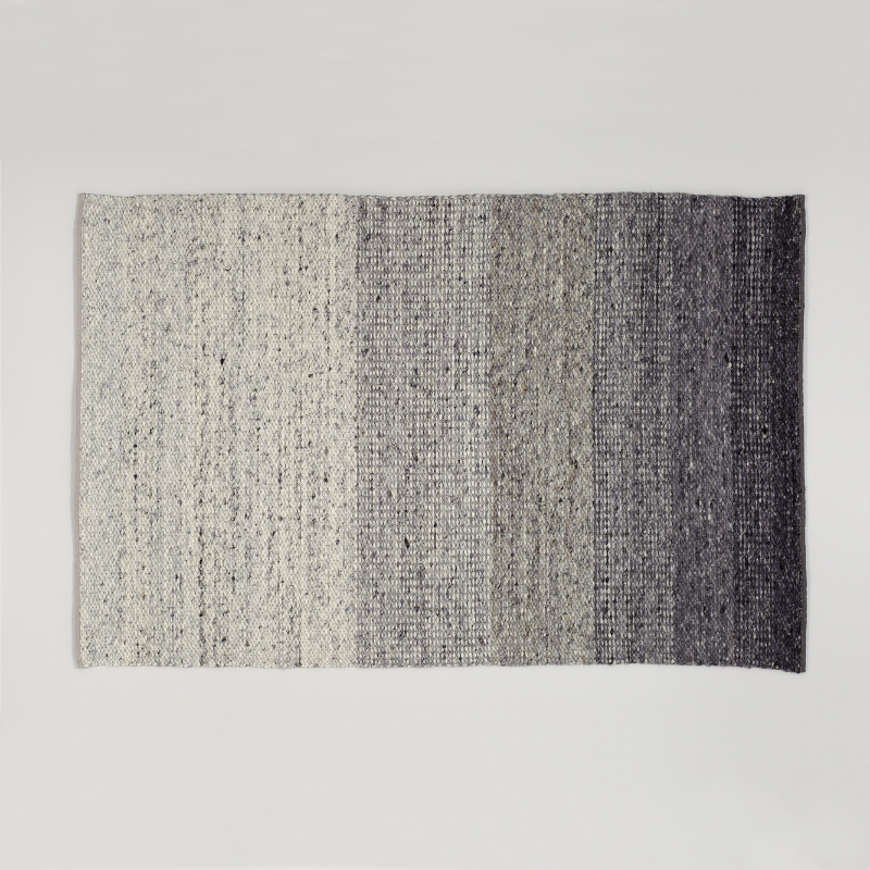 Vloerkleed Perletta Limone Fade Grey met een subtiele kleurverloop van lichtgrijs naar donkergrijs.