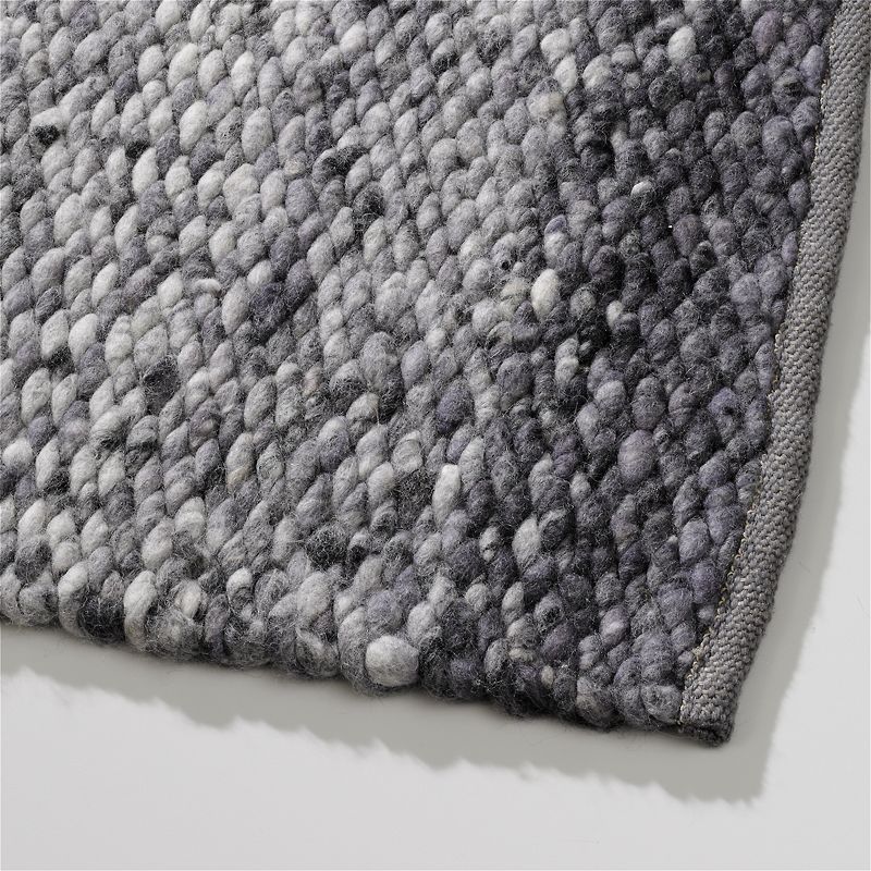 Close-up van een Perletta Limone Fade Grey vloerkleed met grove, grijs verloop geweven structuur.