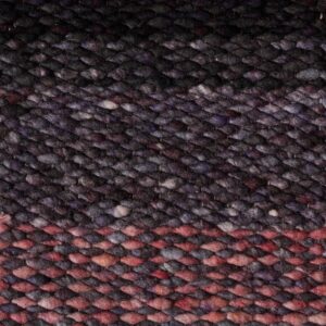 Detailopname van een grof geweven Perletta Limone vloerkleed in de kleur Fade Purple met paars-roze kleurverloop.
