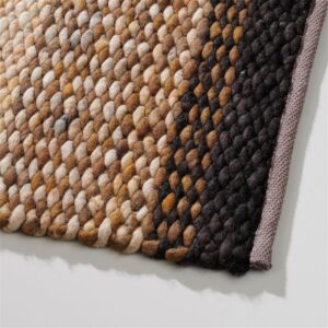 Detailopname van het Perletta Limone Fade Yellow vloerkleed met een gele tot donkere kleurverloop en grove geweven structuur.
