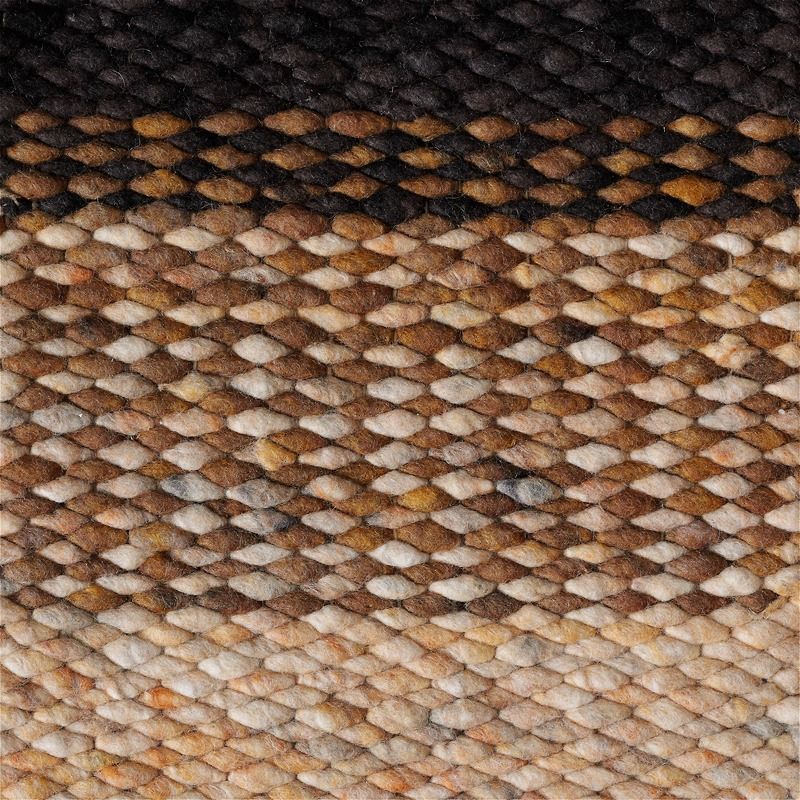 Detailopname van het Perletta Limone Fade Yellow vloerkleed met geweven structuur in aardetinten en gele accenten.