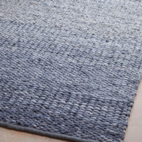 Detailopname van het blauwgrijze Perletta Limone Fade vloerkleed met grove geweven structuur.