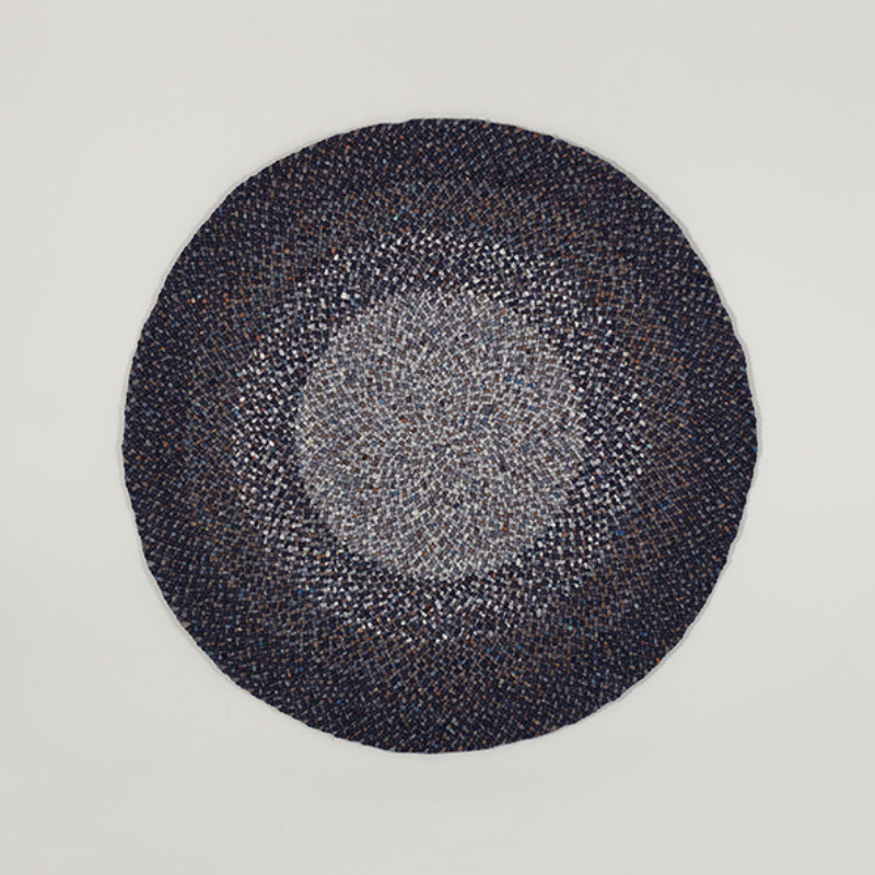 Ronde Perletta Roundabout Fade Blue vloerkleed met een verloop van lichtgrijs in het midden naar donkerblauw aan de randen.