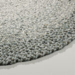 Rond gevlochten vloerkleed in subtiele groentinten uit de Perletta Roundabout Fade Green collectie.
