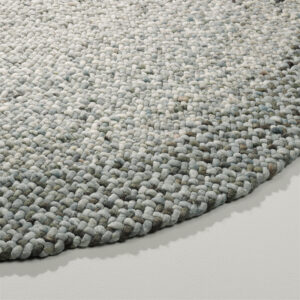 Rond gevlochten vloerkleed in subtiele groentinten uit de Perletta Roundabout Fade Green collectie.