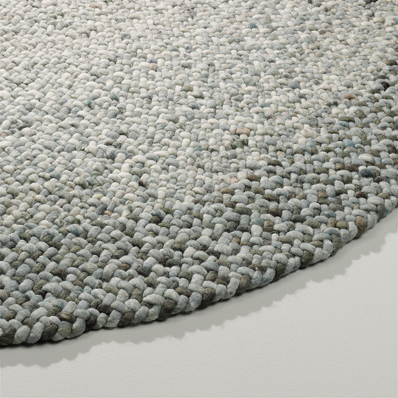 Rond gevlochten vloerkleed in subtiele groentinten uit de Perletta Roundabout Fade Green collectie.