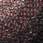 Detailopname van het geweven oppervlak van het Perletta Roundabout Fade Purple vloerkleed met een mix van paarse, grijze en roze tinten.