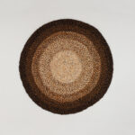 Ronde Perletta Roundabout Fade Yellow vloerkleed met een gele en bruine kleurverloop.