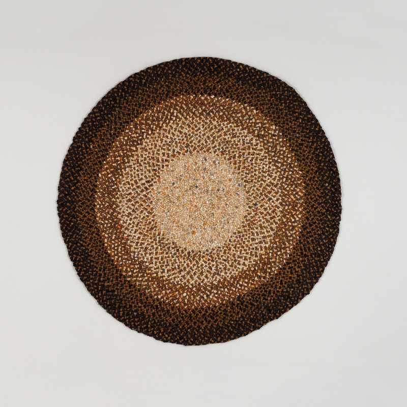 Ronde Perletta Roundabout Fade Yellow vloerkleed met een gele en bruine kleurverloop.