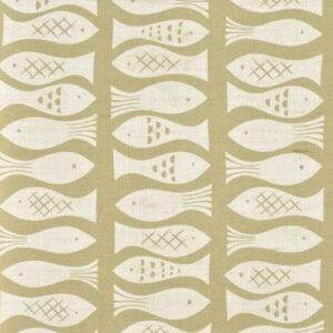Beige Pierre Frey Cancale behang met een herhalend patroon van gestileerde vissen in witte en zandkleurige tinten.