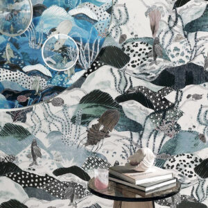 Detail van het Pierre Frey Les Maldives-behang met kleurrijke, abstracte onderwatermotieven en zeedieren in blauw-, groen- en grijstinten.