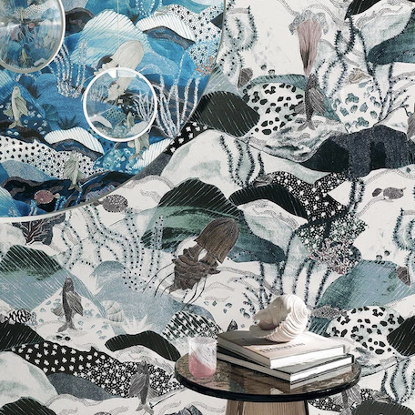 Detail van het Pierre Frey Les Maldives-behang met kleurrijke, abstracte onderwatermotieven en zeedieren in blauw-, groen- en grijstinten.