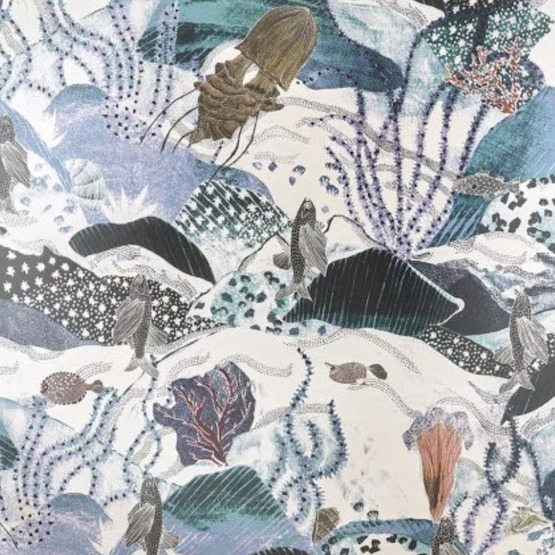 Illustratief behangpatroon van Pierre Frey met kleurrijke onderwaterwereld, vissen en zeeplanten in koele tinten.