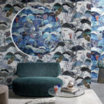 Moderne zithoek met Pierre Frey Les Maldives behang in zeeleven-print en een groene fauteuil.