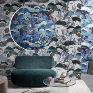 Moderne zithoek met Pierre Frey Les Maldives behang in zeeleven-print en een groene fauteuil.