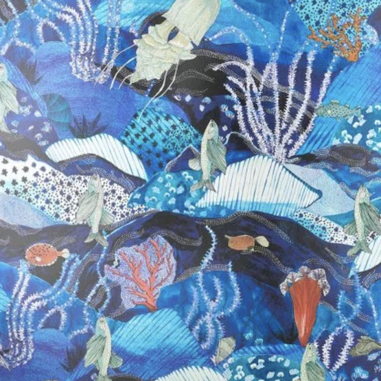 Behangontwerp "Pierre Frey Les Maldives" met kleurrijke vissen, koralen en zeewier in blauwe oceaantinten.