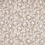 Behang met een herhalend patroon van gestileerde palm bomen in beige en bruintinten uit de Pierre Frey Varaderos collectie.