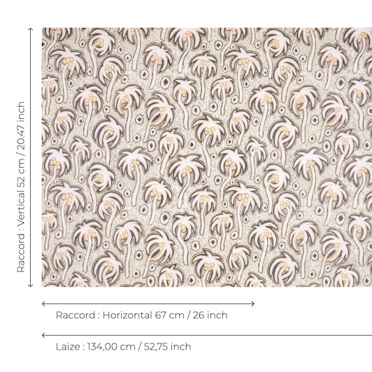 Behang met een herhalend patroon van gestileerde palm bomen in beige en grijstinten uit de Pierre Frey Varaderos-collectie.
