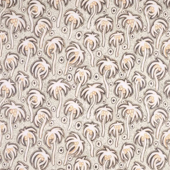Behang met een herhalend patroon van gestileerde palm bomen in beige en bruintinten uit de Pierre Frey Varaderos collectie.