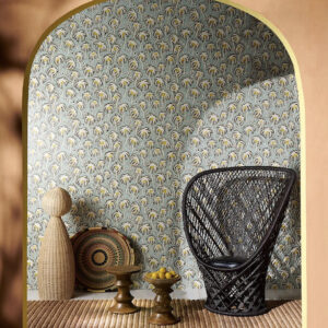 Sfeervolle interieurhoek met Pierre Frey Varaderos behang, rotan meubels en decoratieve accessoires.