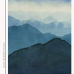 Patroon Pierre Frey Yunnan F3726001 met in lagen opgebouwde blauwe bergsilhouetten tegen een mistige hemel.