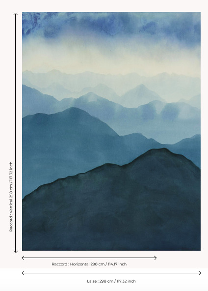 Patroon Pierre Frey Yunnan F3726001 met in lagen opgebouwde blauwe bergsilhouetten tegen een mistige hemel.