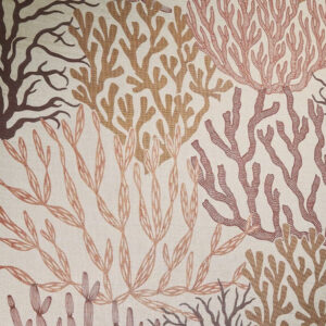 Detail van het Pierre Frey-behang 'Acropora FP009001' met een patroon van koraalstructuren in aardetinten op een lichte achtergrond.