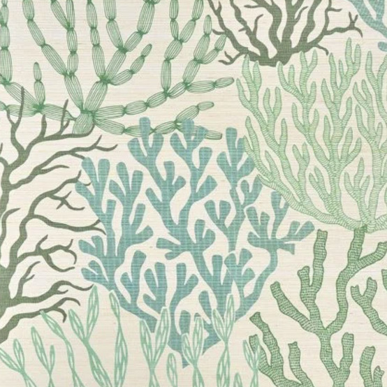 Behang met een kleurrijk patroon van gestileerde koraalmotieven in verschillende groentinten uit de Pierre Frey Acropora-collectie.