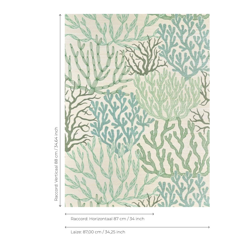Behang met een patroon van kleurrijke koraalvormen in groentinten en blauw uit de Pierre Frey Acropora FP009002 collectie.
