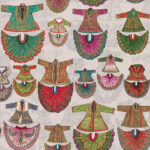 Illustratief Pierre Frey-behang FP316001 Gaya met kleurrijke, traditionele kledingstukken in patronen op een neutrale achtergrond.