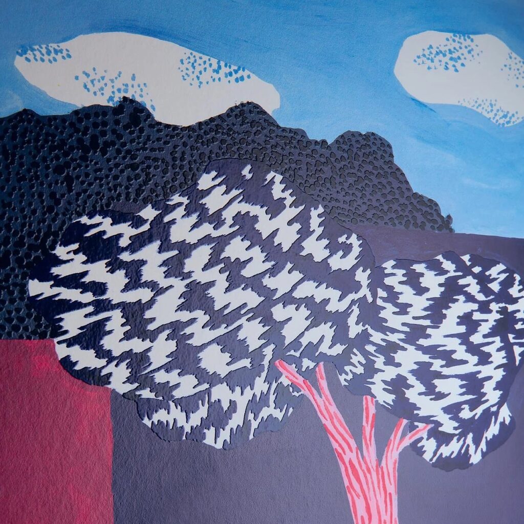Detail van het Pierre Frey-behang "Les Anémones" met kleurrijk gestileerde bomen tegen een blauwe lucht met witte wolken.