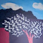 Detail van het Pierre Frey-behang "Les Anémones" met kleurrijk gestileerde bomen tegen een blauwe lucht met witte wolken.