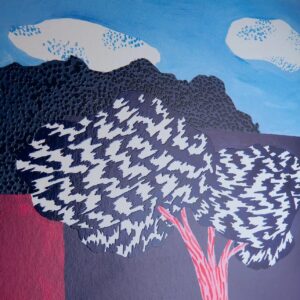 Detail van het Pierre Frey-behang "Les Anémones" met kleurrijk gestileerde bomen tegen een blauwe lucht met witte wolken.