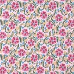Behangpatroon 'Les Anémones' van Pierre Frey met roze bloemen, groene bladeren en blauwe accenten op een lichtroze achtergrond.
