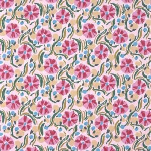 Behangpatroon 'Les Anémones' van Pierre Frey met roze bloemen, groene bladeren en blauwe accenten op een lichtroze achtergrond.