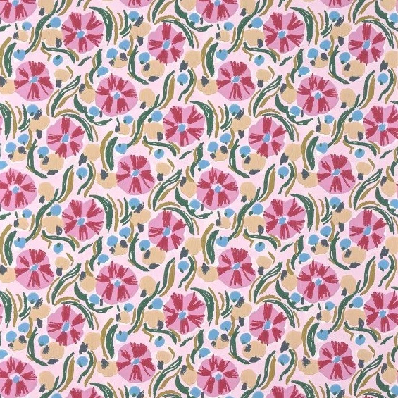 Behangpatroon 'Les Anémones' van Pierre Frey met roze bloemen, groene bladeren en blauwe accenten op een lichtroze achtergrond.